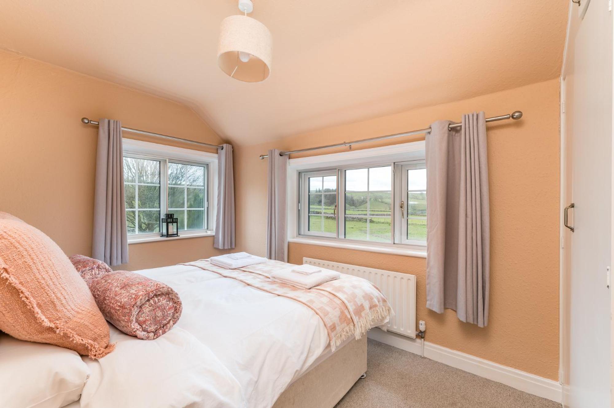 Central Malham Wellbeing Escape With Hot Tub Sleeps 8 Exteriör bild
