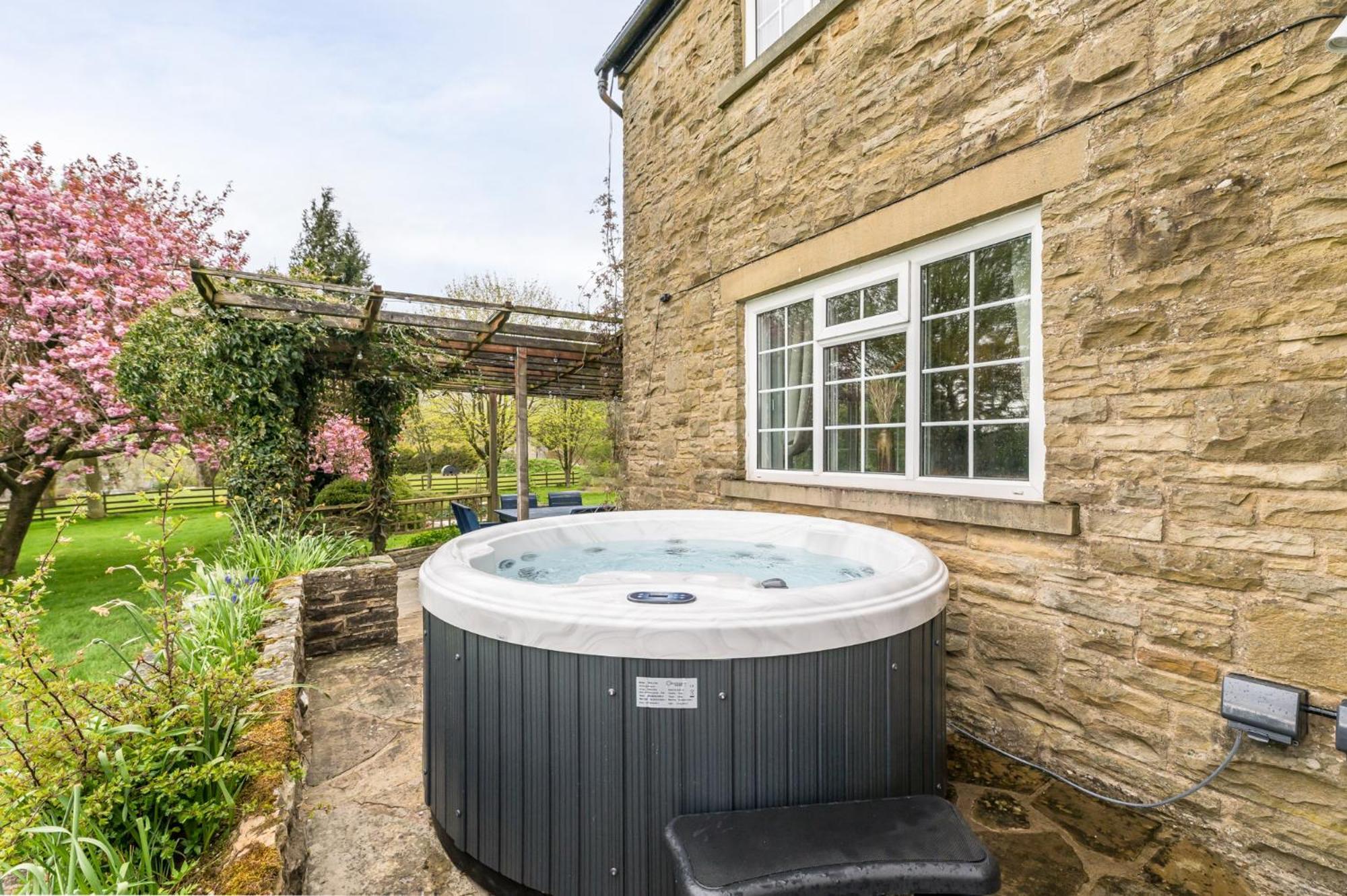 Central Malham Wellbeing Escape With Hot Tub Sleeps 8 Exteriör bild