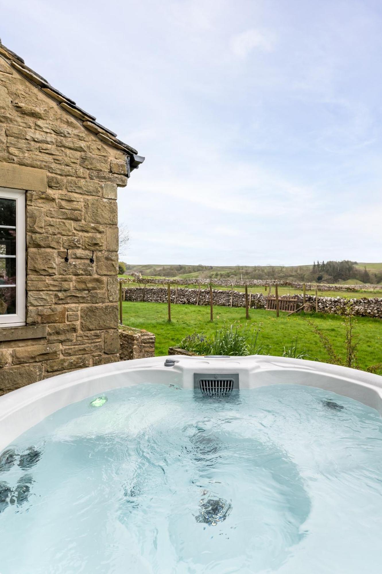 Central Malham Wellbeing Escape With Hot Tub Sleeps 8 Exteriör bild