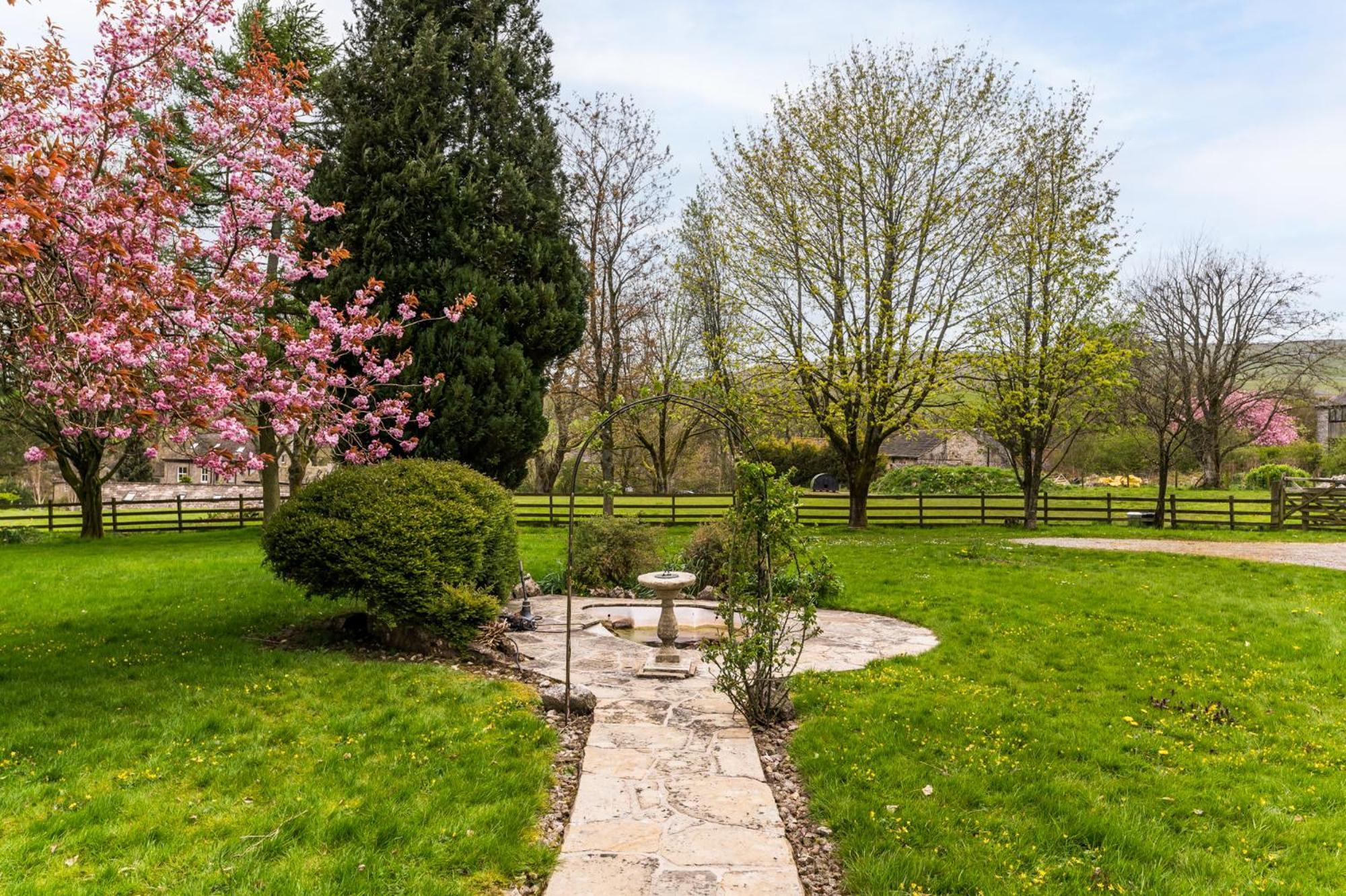 Central Malham Wellbeing Escape With Hot Tub Sleeps 8 Exteriör bild